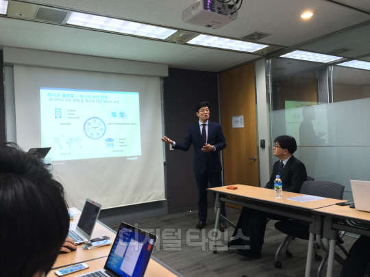 이문형 보메트릭코리아 지사장이 2일 서울 삼성동 트레이드빌딩 리저스홀에서 올해 데이터 암호화와 생체인증 솔루션 신제품을 소개하는 모습. 사진=이재운 기자